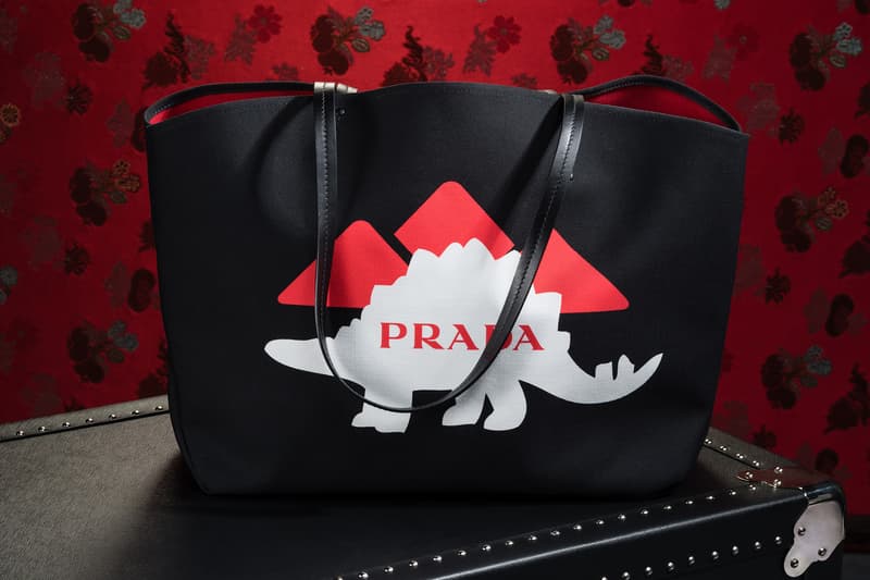 Prada が六本木ヒルズと大丸心斎橋店にて期間限定ポップアップを開催 2018年秋冬コレクションで注目されるオランダ人建築家、レム・コールハース率いるデザインオフィス「OMA」とのコラボバッグやアクセサリーも登場 Prada プラダ Prada Sport 6月2日(土) 同月19日(火) 7月22日(日) 8月4日(土) 六本木ヒルズ 大丸心斎橋店 Prada Silver Line プラダ シルバーライン Rem Koolhaas レム・コールハース OMA バナナ 恐竜 50年代 流線型車両 架空列車 HYPEBEAST ハイプビースト