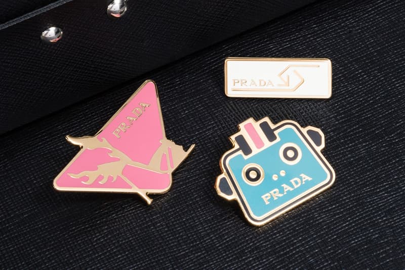 Prada が六本木ヒルズと大丸心斎橋店にて期間限定ポップアップを開催 2018年秋冬コレクションで注目されるオランダ人建築家、レム・コールハース率いるデザインオフィス「OMA」とのコラボバッグやアクセサリーも登場 Prada プラダ Prada Sport 6月2日（土） 同月19日（火） 7月22日（日） 8月4日（土） 六本木ヒルズ 大丸心斎橋店 Prada Silver Line プラダ シルバーライン Rem Koolhaas レム・コールハース OMA バナナ 恐竜 50年代 流線型車両 架空列車 HYPEBEAST ハイプビースト