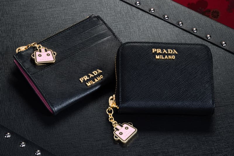 Prada が六本木ヒルズと大丸心斎橋店にて期間限定ポップアップを開催 2018年秋冬コレクションで注目されるオランダ人建築家、レム・コールハース率いるデザインオフィス「OMA」とのコラボバッグやアクセサリーも登場 Prada プラダ Prada Sport 6月2日（土） 同月19日（火） 7月22日（日） 8月4日（土） 六本木ヒルズ 大丸心斎橋店 Prada Silver Line プラダ シルバーライン Rem Koolhaas レム・コールハース OMA バナナ 恐竜 50年代 流線型車両 架空列車 HYPEBEAST ハイプビースト
