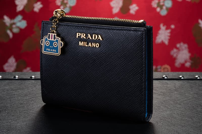 Prada が六本木ヒルズと大丸心斎橋店にて期間限定ポップアップを開催 2018年秋冬コレクションで注目されるオランダ人建築家、レム・コールハース率いるデザインオフィス「OMA」とのコラボバッグやアクセサリーも登場 Prada プラダ Prada Sport 6月2日（土） 同月19日（火） 7月22日（日） 8月4日（土） 六本木ヒルズ 大丸心斎橋店 Prada Silver Line プラダ シルバーライン Rem Koolhaas レム・コールハース OMA バナナ 恐竜 50年代 流線型車両 架空列車 HYPEBEAST ハイプビースト