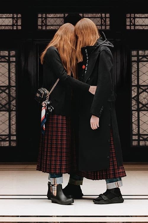 リカルド・ティッシが Burberry で手がける初コレクションの一部が公開 伝統を継承しながら進化の片鱗を見せる鬼才のデビューコレクション、“B Classic” 〈Burberry(バーバリー)〉のチーフ・クリエイティブ・オフィサーにRiccardo Tisci(リカルド・ティッシ)が就任したことは、良い意味で世間を裏切る大きなサプライズとなった。その南イタリアが産んだ鬼才が、由緒正しいロンドンレーベルで手がける初のコレクションの一部をInstagramで公開してくれた。 2019年春夏プレコレクションは“B Classic”と題し、バーバリーチェックや伝統的なアイテムを再解釈。本コレクションについて、Tisciは以下のコメントを発表している。 私はBurberryに初めてやってきた際に発見した美、伝統、遺産を讃えたいと感じました。“B Classic”は、トレンチコートやキルティングジャケット、カーコートなど、このメゾンのアイコンを称賛するべく、私がキュレートしたものであり、素晴らしいBurberryのデザインチームがデザインしたこれらのアイテムが2019年春夏プレコレクションの根幹を成しています。 伝統を継承しながら進化の片鱗を見せる〈Burberry〉の2019年春夏プレコレクションは、上のフォトギャラリーからご確認を。 ちなみに、アーカイブモチーフに大胆なグラフィックを施した〈Burberry〉の2018年秋冬プレコレクションはもうチェック済み? HYPEBEAST