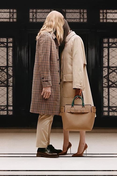 リカルド・ティッシが Burberry で手がける初コレクションの一部が公開 伝統を継承しながら進化の片鱗を見せる鬼才のデビューコレクション、“B Classic” 〈Burberry(バーバリー)〉のチーフ・クリエイティブ・オフィサーにRiccardo Tisci(リカルド・ティッシ)が就任したことは、良い意味で世間を裏切る大きなサプライズとなった。その南イタリアが産んだ鬼才が、由緒正しいロンドンレーベルで手がける初のコレクションの一部をInstagramで公開してくれた。 2019年春夏プレコレクションは“B Classic”と題し、バーバリーチェックや伝統的なアイテムを再解釈。本コレクションについて、Tisciは以下のコメントを発表している。 私はBurberryに初めてやってきた際に発見した美、伝統、遺産を讃えたいと感じました。“B Classic”は、トレンチコートやキルティングジャケット、カーコートなど、このメゾンのアイコンを称賛するべく、私がキュレートしたものであり、素晴らしいBurberryのデザインチームがデザインしたこれらのアイテムが2019年春夏プレコレクションの根幹を成しています。 伝統を継承しながら進化の片鱗を見せる〈Burberry〉の2019年春夏プレコレクションは、上のフォトギャラリーからご確認を。 ちなみに、アーカイブモチーフに大胆なグラフィックを施した〈Burberry〉の2018年秋冬プレコレクションはもうチェック済み? HYPEBEAST