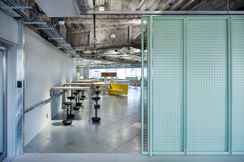 スキーマ建築計画が渋谷の一等地に設計した Toy’s Factory の新社屋 Mr.Childrenやゆずが所属する日本屈指の音楽レーベルの仕事場を覗いてみよう 『ブルーボトルコーヒー』やロンドンで開催された『MR PORTER（ミスター ポーター）』x『BEAMS（ビームス）』の限定プログラムなどを手がけてきた日本のアトリエ系建築設計事務所「スキーマ建築計画」が、Mr.Children（ミスターチルドレン）やゆずが所属する「Toy’s Factory（トイズ ファクトリー）」の新社屋をデザインした。  渋谷駅を横切る宮益坂と246が交わる五差路に位置するビルのワンフロアを借り切ったスペースは四方が窓で覆われ、北向きの窓面付近においてはまるで246上に浮いているかのような錯覚を受ける。その窓面を有効に利用するため、センターコア型の平面構成を採用し、MTGスペースや倉庫、カフェなどをコア部分に設置。そのコアの周りにオフィスやラウンジ、アーティストルームなどの空間を、各々の異なる性格とその前のコア機能、そして窓面の特徴を掛け合わせて生み出している。  また、空間の色使いもクリエイティビティを刺激することだろう。配管がむき出しになった天井と淡いミントグリーンのコントラスト、そこに木材やメタリックな建材、眩しいイエローなどがアクセントとなり、洗練されたスペースにメリハリを持たせることに成功した。  気になる社内の様子は、上のフォトギャラリーから。また、建築好きの方は、築53年80坪の日本家屋をリノベーションした岐阜県の田の字の家や、リゾート地の醍醐味を凝縮させたスペイン・マヨルカ島に位置する大豪邸もあわせてチェックしてみてほしい。 HYPEBEAST