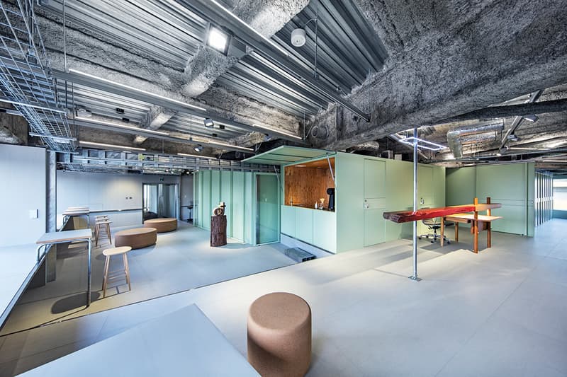 スキーマ建築計画が渋谷の一等地に設計した Toy’s Factory の新社屋 Mr.Childrenやゆずが所属する日本屈指の音楽レーベルの仕事場を覗いてみよう 『ブルーボトルコーヒー』やロンドンで開催された『MR PORTER（ミスター ポーター）』x『BEAMS（ビームス）』の限定プログラムなどを手がけてきた日本のアトリエ系建築設計事務所「スキーマ建築計画」が、Mr.Children（ミスターチルドレン）やゆずが所属する「Toy’s Factory（トイズ ファクトリー）」の新社屋をデザインした。  渋谷駅を横切る宮益坂と246が交わる五差路に位置するビルのワンフロアを借り切ったスペースは四方が窓で覆われ、北向きの窓面付近においてはまるで246上に浮いているかのような錯覚を受ける。その窓面を有効に利用するため、センターコア型の平面構成を採用し、MTGスペースや倉庫、カフェなどをコア部分に設置。そのコアの周りにオフィスやラウンジ、アーティストルームなどの空間を、各々の異なる性格とその前のコア機能、そして窓面の特徴を掛け合わせて生み出している。  また、空間の色使いもクリエイティビティを刺激することだろう。配管がむき出しになった天井と淡いミントグリーンのコントラスト、そこに木材やメタリックな建材、眩しいイエローなどがアクセントとなり、洗練されたスペースにメリハリを持たせることに成功した。  気になる社内の様子は、上のフォトギャラリーから。また、建築好きの方は、築53年80坪の日本家屋をリノベーションした岐阜県の田の字の家や、リゾート地の醍醐味を凝縮させたスペイン・マヨルカ島に位置する大豪邸もあわせてチェックしてみてほしい。 HYPEBEAST