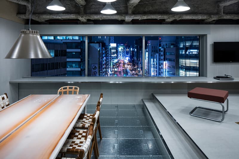 スキーマ建築計画が渋谷の一等地に設計した Toy’s Factory の新社屋 Mr.Childrenやゆずが所属する日本屈指の音楽レーベルの仕事場を覗いてみよう 『ブルーボトルコーヒー』やロンドンで開催された『MR PORTER(ミスター ポーター)』x『BEAMS(ビームス)』の限定プログラムなどを手がけてきた日本のアトリエ系建築設計事務所「スキーマ建築計画」が、Mr.Children(ミスターチルドレン)やゆずが所属する「Toy’s Factory(トイズ ファクトリー)」の新社屋をデザインした。 渋谷駅を横切る宮益坂と246が交わる五差路に位置するビルのワンフロアを借り切ったスペースは四方が窓で覆われ、北向きの窓面付近においてはまるで246上に浮いているかのような錯覚を受ける。その窓面を有効に利用するため、センターコア型の平面構成を採用し、MTGスペースや倉庫、カフェなどをコア部分に設置。そのコアの周りにオフィスやラウンジ、アーティストルームなどの空間を、各々の異なる性格とその前のコア機能、そして窓面の特徴を掛け合わせて生み出している。 また、空間の色使いもクリエイティビティを刺激することだろう。配管がむき出しになった天井と淡いミントグリーンのコントラスト、そこに木材やメタリックな建材、眩しいイエローなどがアクセントとなり、洗練されたスペースにメリハリを持たせることに成功した。 気になる社内の様子は、上のフォトギャラリーから。また、建築好きの方は、築53年80坪の日本家屋をリノベーションした岐阜県の田の字の家や、リゾート地の醍醐味を凝縮させたスペイン・マヨルカ島に位置する大豪邸もあわせてチェックしてみてほしい。 HYPEBEAST