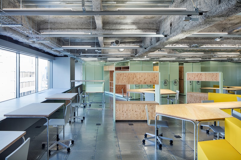 スキーマ建築計画が渋谷の一等地に設計した Toy’s Factory の新社屋 Mr.Childrenやゆずが所属する日本屈指の音楽レーベルの仕事場を覗いてみよう 『ブルーボトルコーヒー』やロンドンで開催された『MR PORTER（ミスター ポーター）』x『BEAMS（ビームス）』の限定プログラムなどを手がけてきた日本のアトリエ系建築設計事務所「スキーマ建築計画」が、Mr.Children（ミスターチルドレン）やゆずが所属する「Toy’s Factory（トイズ ファクトリー）」の新社屋をデザインした。  渋谷駅を横切る宮益坂と246が交わる五差路に位置するビルのワンフロアを借り切ったスペースは四方が窓で覆われ、北向きの窓面付近においてはまるで246上に浮いているかのような錯覚を受ける。その窓面を有効に利用するため、センターコア型の平面構成を採用し、MTGスペースや倉庫、カフェなどをコア部分に設置。そのコアの周りにオフィスやラウンジ、アーティストルームなどの空間を、各々の異なる性格とその前のコア機能、そして窓面の特徴を掛け合わせて生み出している。  また、空間の色使いもクリエイティビティを刺激することだろう。配管がむき出しになった天井と淡いミントグリーンのコントラスト、そこに木材やメタリックな建材、眩しいイエローなどがアクセントとなり、洗練されたスペースにメリハリを持たせることに成功した。  気になる社内の様子は、上のフォトギャラリーから。また、建築好きの方は、築53年80坪の日本家屋をリノベーションした岐阜県の田の字の家や、リゾート地の醍醐味を凝縮させたスペイン・マヨルカ島に位置する大豪邸もあわせてチェックしてみてほしい。 HYPEBEAST