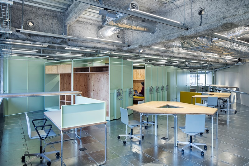 スキーマ建築計画が渋谷の一等地に設計した Toy’s Factory の新社屋 Mr.Childrenやゆずが所属する日本屈指の音楽レーベルの仕事場を覗いてみよう 『ブルーボトルコーヒー』やロンドンで開催された『MR PORTER（ミスター ポーター）』x『BEAMS（ビームス）』の限定プログラムなどを手がけてきた日本のアトリエ系建築設計事務所「スキーマ建築計画」が、Mr.Children（ミスターチルドレン）やゆずが所属する「Toy’s Factory（トイズ ファクトリー）」の新社屋をデザインした。  渋谷駅を横切る宮益坂と246が交わる五差路に位置するビルのワンフロアを借り切ったスペースは四方が窓で覆われ、北向きの窓面付近においてはまるで246上に浮いているかのような錯覚を受ける。その窓面を有効に利用するため、センターコア型の平面構成を採用し、MTGスペースや倉庫、カフェなどをコア部分に設置。そのコアの周りにオフィスやラウンジ、アーティストルームなどの空間を、各々の異なる性格とその前のコア機能、そして窓面の特徴を掛け合わせて生み出している。  また、空間の色使いもクリエイティビティを刺激することだろう。配管がむき出しになった天井と淡いミントグリーンのコントラスト、そこに木材やメタリックな建材、眩しいイエローなどがアクセントとなり、洗練されたスペースにメリハリを持たせることに成功した。  気になる社内の様子は、上のフォトギャラリーから。また、建築好きの方は、築53年80坪の日本家屋をリノベーションした岐阜県の田の字の家や、リゾート地の醍醐味を凝縮させたスペイン・マヨルカ島に位置する大豪邸もあわせてチェックしてみてほしい。 HYPEBEAST