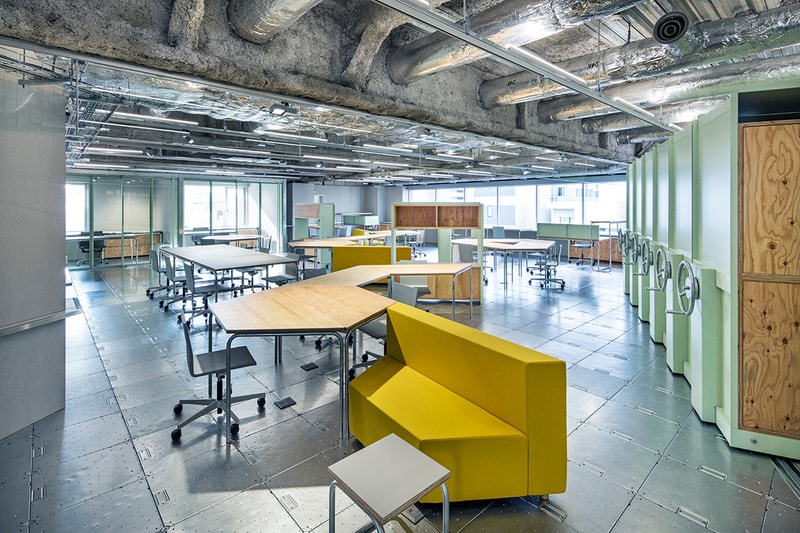 スキーマ建築計画が渋谷の一等地に設計した Toy’s Factory の新社屋 Mr.Childrenやゆずが所属する日本屈指の音楽レーベルの仕事場を覗いてみよう 『ブルーボトルコーヒー』やロンドンで開催された『MR PORTER（ミスター ポーター）』x『BEAMS（ビームス）』の限定プログラムなどを手がけてきた日本のアトリエ系建築設計事務所「スキーマ建築計画」が、Mr.Children（ミスターチルドレン）やゆずが所属する「Toy’s Factory（トイズ ファクトリー）」の新社屋をデザインした。  渋谷駅を横切る宮益坂と246が交わる五差路に位置するビルのワンフロアを借り切ったスペースは四方が窓で覆われ、北向きの窓面付近においてはまるで246上に浮いているかのような錯覚を受ける。その窓面を有効に利用するため、センターコア型の平面構成を採用し、MTGスペースや倉庫、カフェなどをコア部分に設置。そのコアの周りにオフィスやラウンジ、アーティストルームなどの空間を、各々の異なる性格とその前のコア機能、そして窓面の特徴を掛け合わせて生み出している。  また、空間の色使いもクリエイティビティを刺激することだろう。配管がむき出しになった天井と淡いミントグリーンのコントラスト、そこに木材やメタリックな建材、眩しいイエローなどがアクセントとなり、洗練されたスペースにメリハリを持たせることに成功した。  気になる社内の様子は、上のフォトギャラリーから。また、建築好きの方は、築53年80坪の日本家屋をリノベーションした岐阜県の田の字の家や、リゾート地の醍醐味を凝縮させたスペイン・マヨルカ島に位置する大豪邸もあわせてチェックしてみてほしい。 HYPEBEAST