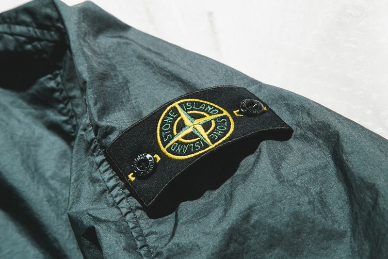 Stone Island が2018年春夏コレクションに新作アウターを追加 研究と技術の結晶と言うにふさわしい圧巻の機能素材を採用したハイテクアウターがデリバリー完了 〈Supreme（シュプリーム）〉とのコラボレーションを皮切りに、国内ストリートでも次第に人気が高まってきた〈Stone Island（ストーン アイランド）〉。研究に研究を重ねて生み出された革新的な素材は、スポーツブランドやアウトドアブランド、時には軍モノさえも凌駕してしまうほどの圧巻の機能性を備えている。  2018年春夏コレクションに追加された新作アウターも例外ではなく、本作には同イタリアレーベルの技術の結晶と言っても過言ではない最も多彩なファブリックのひとつ、ナイロンメタルを採用。メタリックで玉虫色に輝く独特な質感は、光沢のある色付けした織糸による特別な構造が生み出すものであり、軽量性と通気性を兼備している。また、プリマロフト技術を落とし込んだ断熱ジャケットは、独自にブレンドした極細の繊維による何百万ものエアポケットが極上の断熱性能を発揮。避暑地で過ごすレジャーシーズンには、最高のパートナーになってくれるだろう。  上のフォトギャラリーで紹介しているアイテム各種は、『HBX』から購入可能。また、〈BLACK COMME des GARÇONS（ブラック コム デ ギャルソン）〉x〈Nike（ナイキ）〉の2018年春夏コラボカプセルや、1992年のアメリカスカップにインスパイアされた〈Polo Ralph Lauren（ラルフ ローレン）〉の“CP-93”リミテッドエディションなど、その他の注目ファッションニュースもお見逃しなく。
