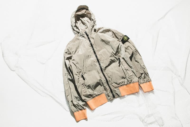 Stone Island が2018年春夏コレクションに新作アウターを追加 研究と技術の結晶と言うにふさわしい圧巻の機能素材を採用したハイテクアウターがデリバリー完了 〈Supreme（シュプリーム）〉とのコラボレーションを皮切りに、国内ストリートでも次第に人気が高まってきた〈Stone Island（ストーン アイランド）〉。研究に研究を重ねて生み出された革新的な素材は、スポーツブランドやアウトドアブランド、時には軍モノさえも凌駕してしまうほどの圧巻の機能性を備えている。  2018年春夏コレクションに追加された新作アウターも例外ではなく、本作には同イタリアレーベルの技術の結晶と言っても過言ではない最も多彩なファブリックのひとつ、ナイロンメタルを採用。メタリックで玉虫色に輝く独特な質感は、光沢のある色付けした織糸による特別な構造が生み出すものであり、軽量性と通気性を兼備している。また、プリマロフト技術を落とし込んだ断熱ジャケットは、独自にブレンドした極細の繊維による何百万ものエアポケットが極上の断熱性能を発揮。避暑地で過ごすレジャーシーズンには、最高のパートナーになってくれるだろう。  上のフォトギャラリーで紹介しているアイテム各種は、『HBX』から購入可能。また、〈BLACK COMME des GARÇONS（ブラック コム デ ギャルソン）〉x〈Nike（ナイキ）〉の2018年春夏コラボカプセルや、1992年のアメリカスカップにインスパイアされた〈Polo Ralph Lauren（ラルフ ローレン）〉の“CP-93”リミテッドエディションなど、その他の注目ファッションニュースもお見逃しなく。