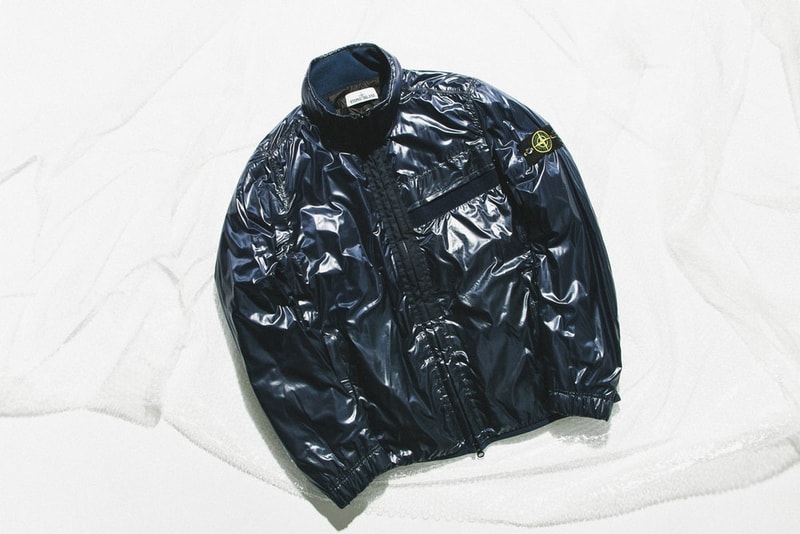 Stone Island が2018年春夏コレクションに新作アウターを追加 研究と技術の結晶と言うにふさわしい圧巻の機能素材を採用したハイテクアウターがデリバリー完了 〈Supreme（シュプリーム）〉とのコラボレーションを皮切りに、国内ストリートでも次第に人気が高まってきた〈Stone Island（ストーン アイランド）〉。研究に研究を重ねて生み出された革新的な素材は、スポーツブランドやアウトドアブランド、時には軍モノさえも凌駕してしまうほどの圧巻の機能性を備えている。  2018年春夏コレクションに追加された新作アウターも例外ではなく、本作には同イタリアレーベルの技術の結晶と言っても過言ではない最も多彩なファブリックのひとつ、ナイロンメタルを採用。メタリックで玉虫色に輝く独特な質感は、光沢のある色付けした織糸による特別な構造が生み出すものであり、軽量性と通気性を兼備している。また、プリマロフト技術を落とし込んだ断熱ジャケットは、独自にブレンドした極細の繊維による何百万ものエアポケットが極上の断熱性能を発揮。避暑地で過ごすレジャーシーズンには、最高のパートナーになってくれるだろう。  上のフォトギャラリーで紹介しているアイテム各種は、『HBX』から購入可能。また、〈BLACK COMME des GARÇONS（ブラック コム デ ギャルソン）〉x〈Nike（ナイキ）〉の2018年春夏コラボカプセルや、1992年のアメリカスカップにインスパイアされた〈Polo Ralph Lauren（ラルフ ローレン）〉の“CP-93”リミテッドエディションなど、その他の注目ファッションニュースもお見逃しなく。