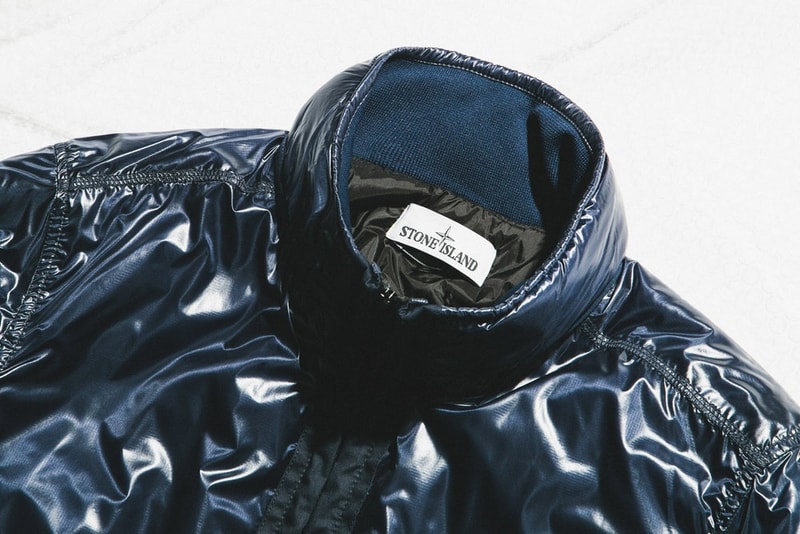 Stone Island が2018年春夏コレクションに新作アウターを追加 研究と技術の結晶と言うにふさわしい圧巻の機能素材を採用したハイテクアウターがデリバリー完了 〈Supreme（シュプリーム）〉とのコラボレーションを皮切りに、国内ストリートでも次第に人気が高まってきた〈Stone Island（ストーン アイランド）〉。研究に研究を重ねて生み出された革新的な素材は、スポーツブランドやアウトドアブランド、時には軍モノさえも凌駕してしまうほどの圧巻の機能性を備えている。  2018年春夏コレクションに追加された新作アウターも例外ではなく、本作には同イタリアレーベルの技術の結晶と言っても過言ではない最も多彩なファブリックのひとつ、ナイロンメタルを採用。メタリックで玉虫色に輝く独特な質感は、光沢のある色付けした織糸による特別な構造が生み出すものであり、軽量性と通気性を兼備している。また、プリマロフト技術を落とし込んだ断熱ジャケットは、独自にブレンドした極細の繊維による何百万ものエアポケットが極上の断熱性能を発揮。避暑地で過ごすレジャーシーズンには、最高のパートナーになってくれるだろう。  上のフォトギャラリーで紹介しているアイテム各種は、『HBX』から購入可能。また、〈BLACK COMME des GARÇONS（ブラック コム デ ギャルソン）〉x〈Nike（ナイキ）〉の2018年春夏コラボカプセルや、1992年のアメリカスカップにインスパイアされた〈Polo Ralph Lauren（ラルフ ローレン）〉の“CP-93”リミテッドエディションなど、その他の注目ファッションニュースもお見逃しなく。