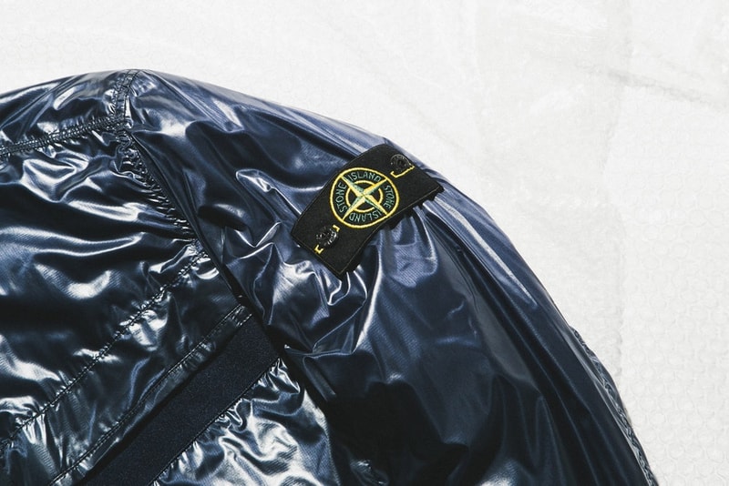 Stone Island が2018年春夏コレクションに新作アウターを追加 研究と技術の結晶と言うにふさわしい圧巻の機能素材を採用したハイテクアウターがデリバリー完了 〈Supreme（シュプリーム）〉とのコラボレーションを皮切りに、国内ストリートでも次第に人気が高まってきた〈Stone Island（ストーン アイランド）〉。研究に研究を重ねて生み出された革新的な素材は、スポーツブランドやアウトドアブランド、時には軍モノさえも凌駕してしまうほどの圧巻の機能性を備えている。  2018年春夏コレクションに追加された新作アウターも例外ではなく、本作には同イタリアレーベルの技術の結晶と言っても過言ではない最も多彩なファブリックのひとつ、ナイロンメタルを採用。メタリックで玉虫色に輝く独特な質感は、光沢のある色付けした織糸による特別な構造が生み出すものであり、軽量性と通気性を兼備している。また、プリマロフト技術を落とし込んだ断熱ジャケットは、独自にブレンドした極細の繊維による何百万ものエアポケットが極上の断熱性能を発揮。避暑地で過ごすレジャーシーズンには、最高のパートナーになってくれるだろう。  上のフォトギャラリーで紹介しているアイテム各種は、『HBX』から購入可能。また、〈BLACK COMME des GARÇONS（ブラック コム デ ギャルソン）〉x〈Nike（ナイキ）〉の2018年春夏コラボカプセルや、1992年のアメリカスカップにインスパイアされた〈Polo Ralph Lauren（ラルフ ローレン）〉の“CP-93”リミテッドエディションなど、その他の注目ファッションニュースもお見逃しなく。