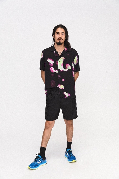 特殊な技法を取り入れ新境地を開拓した STÜSSY 2018年夏コレクション レトロな雰囲気から一転し、サイケデリックな柄やステッチングを採用したミリタリーウェアが多数登場 STÜSSY ステューシー 2018年夏コレクション サイケデリックカルチャー ミリタリーウェア パターン ステッチング プリント技法な タイダイ染 デニムジャケット 開襟シャツ チェッカーボード柄 コーチジャケット チャプター Stüssy.jp HYPEBEAST ハイプビースト