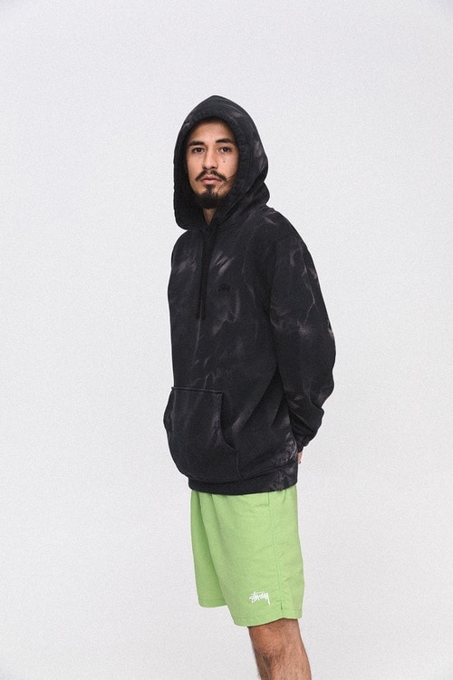 特殊な技法を取り入れ新境地を開拓した STÜSSY 2018年夏コレクション レトロな雰囲気から一転し、サイケデリックな柄やステッチングを採用したミリタリーウェアが多数登場 STÜSSY ステューシー 2018年夏コレクション サイケデリックカルチャー ミリタリーウェア パターン ステッチング プリント技法な タイダイ染 デニムジャケット 開襟シャツ チェッカーボード柄 コーチジャケット チャプター Stüssy.jp HYPEBEAST ハイプビースト
