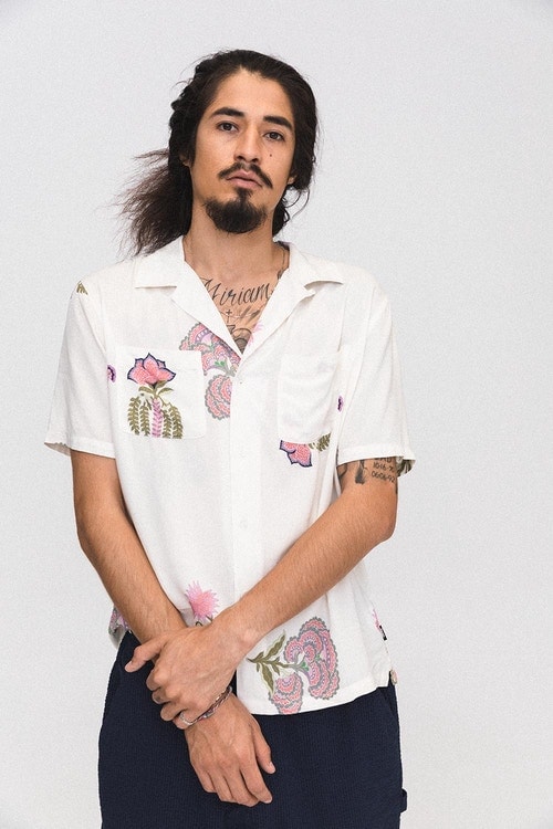 特殊な技法を取り入れ新境地を開拓した STÜSSY 2018年夏コレクション レトロな雰囲気から一転し、サイケデリックな柄やステッチングを採用したミリタリーウェアが多数登場 STÜSSY ステューシー 2018年夏コレクション サイケデリックカルチャー ミリタリーウェア パターン ステッチング プリント技法な タイダイ染 デニムジャケット 開襟シャツ チェッカーボード柄 コーチジャケット チャプター Stüssy.jp HYPEBEAST ハイプビースト