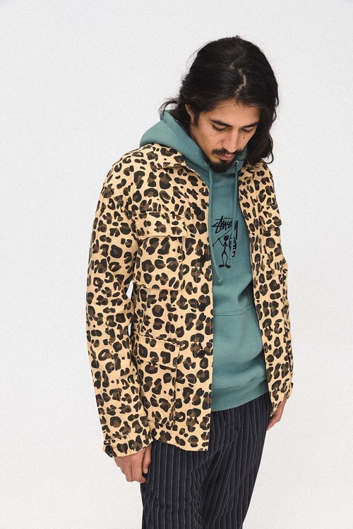 特殊な技法を取り入れ新境地を開拓した STÜSSY 2018年夏コレクション レトロな雰囲気から一転し、サイケデリックな柄やステッチングを採用したミリタリーウェアが多数登場 STÜSSY ステューシー 2018年夏コレクション サイケデリックカルチャー ミリタリーウェア パターン ステッチング プリント技法な タイダイ染 デニムジャケット 開襟シャツ チェッカーボード柄 コーチジャケット チャプター Stüssy.jp HYPEBEAST ハイプビースト