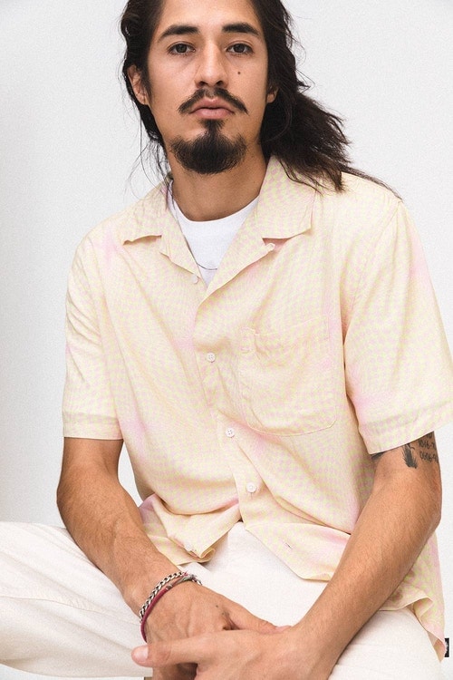 特殊な技法を取り入れ新境地を開拓した STÜSSY 2018年夏コレクション レトロな雰囲気から一転し、サイケデリックな柄やステッチングを採用したミリタリーウェアが多数登場 STÜSSY ステューシー 2018年夏コレクション サイケデリックカルチャー ミリタリーウェア パターン ステッチング プリント技法な タイダイ染 デニムジャケット 開襟シャツ チェッカーボード柄 コーチジャケット チャプター Stüssy.jp HYPEBEAST ハイプビースト