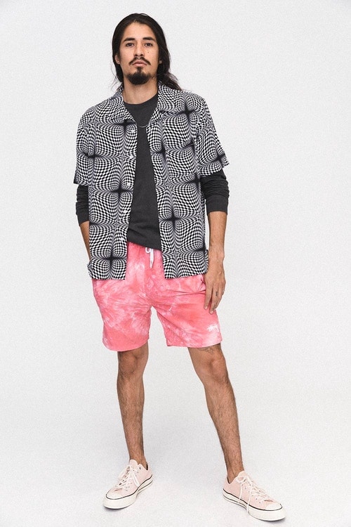 特殊な技法を取り入れ新境地を開拓した STÜSSY 2018年夏コレクション レトロな雰囲気から一転し、サイケデリックな柄やステッチングを採用したミリタリーウェアが多数登場 STÜSSY ステューシー 2018年夏コレクション サイケデリックカルチャー ミリタリーウェア パターン ステッチング プリント技法な タイダイ染 デニムジャケット 開襟シャツ チェッカーボード柄 コーチジャケット チャプター Stüssy.jp HYPEBEAST ハイプビースト