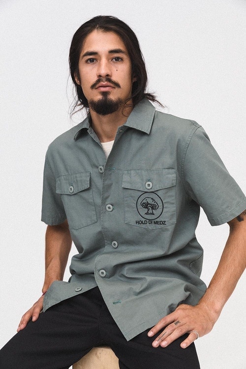 特殊な技法を取り入れ新境地を開拓した STÜSSY 2018年夏コレクション レトロな雰囲気から一転し、サイケデリックな柄やステッチングを採用したミリタリーウェアが多数登場 STÜSSY ステューシー 2018年夏コレクション サイケデリックカルチャー ミリタリーウェア パターン ステッチング プリント技法な タイダイ染 デニムジャケット 開襟シャツ チェッカーボード柄 コーチジャケット チャプター Stüssy.jp HYPEBEAST ハイプビースト
