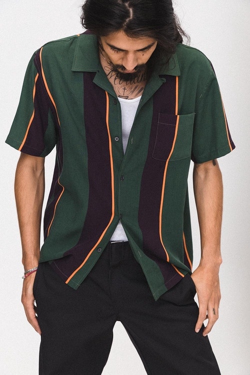 特殊な技法を取り入れ新境地を開拓した STÜSSY 2018年夏コレクション レトロな雰囲気から一転し、サイケデリックな柄やステッチングを採用したミリタリーウェアが多数登場 STÜSSY ステューシー 2018年夏コレクション サイケデリックカルチャー ミリタリーウェア パターン ステッチング プリント技法な タイダイ染 デニムジャケット 開襟シャツ チェッカーボード柄 コーチジャケット チャプター Stüssy.jp HYPEBEAST ハイプビースト