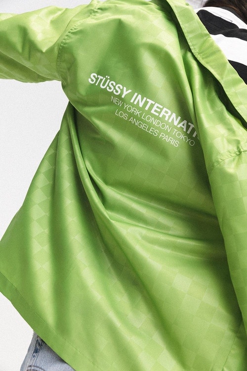 特殊な技法を取り入れ新境地を開拓した STÜSSY 2018年夏コレクション レトロな雰囲気から一転し、サイケデリックな柄やステッチングを採用したミリタリーウェアが多数登場 STÜSSY ステューシー 2018年夏コレクション サイケデリックカルチャー ミリタリーウェア パターン ステッチング プリント技法な タイダイ染 デニムジャケット 開襟シャツ チェッカーボード柄 コーチジャケット チャプター Stüssy.jp HYPEBEAST ハイプビースト