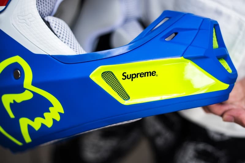 Supreme x Fox Racing のコラボアイテムがリリースされたロンドンの様子をフォトレポート ヘルメット、ヘルメット、そして……ヘルメット 〈Fox Racing(フォックス レーシング)〉をパートナーに招聘した〈Supreme(シュプリーム)〉のコラボレーションは、最近のプロジェクトの中でも一際異彩を放ち、ファンからの関心も一入といった盛り上がりを見せている。『HYPEBEAST』は、日本に先駆けてローンチを迎えたロンドンでストリートスナップを敢行。今回は読者が気になっていたであろうヘルメットのディテールにもクローズアップしているほか、ハンドル、ベスト、ゴーグルなど、コレクション欲を駆り立てるアクセサリーを撮影することにも成功した。 レーシングブームにさらなる火をつけるであろう〈Supreme〉x〈Fox Racing〉のロンドンローンチの様子は、上のフォトギャラリーから。また、まだ何をカートインするか決めかねているという方は、今一度ルックブック&アイテム一覧をチェックしてみてはいかがだろうか。