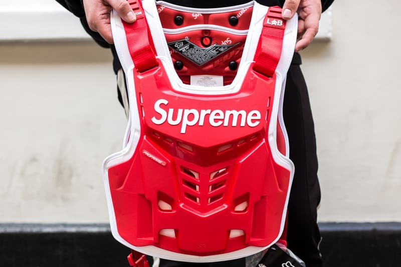 Supreme x Fox Racing のコラボアイテムがリリースされたロンドンの様子をフォトレポート ヘルメット、ヘルメット、そして……ヘルメット 〈Fox Racing(フォックス レーシング)〉をパートナーに招聘した〈Supreme(シュプリーム)〉のコラボレーションは、最近のプロジェクトの中でも一際異彩を放ち、ファンからの関心も一入といった盛り上がりを見せている。『HYPEBEAST』は、日本に先駆けてローンチを迎えたロンドンでストリートスナップを敢行。今回は読者が気になっていたであろうヘルメットのディテールにもクローズアップしているほか、ハンドル、ベスト、ゴーグルなど、コレクション欲を駆り立てるアクセサリーを撮影することにも成功した。 レーシングブームにさらなる火をつけるであろう〈Supreme〉x〈Fox Racing〉のロンドンローンチの様子は、上のフォトギャラリーから。また、まだ何をカートインするか決めかねているという方は、今一度ルックブック&アイテム一覧をチェックしてみてはいかがだろうか。