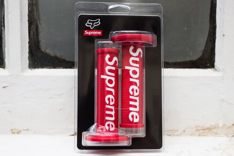 Supreme x Fox Racing のコラボアイテムがリリースされたロンドンの様子をフォトレポート ヘルメット、ヘルメット、そして……ヘルメット 〈Fox Racing(フォックス レーシング)〉をパートナーに招聘した〈Supreme(シュプリーム)〉のコラボレーションは、最近のプロジェクトの中でも一際異彩を放ち、ファンからの関心も一入といった盛り上がりを見せている。『HYPEBEAST』は、日本に先駆けてローンチを迎えたロンドンでストリートスナップを敢行。今回は読者が気になっていたであろうヘルメットのディテールにもクローズアップしているほか、ハンドル、ベスト、ゴーグルなど、コレクション欲を駆り立てるアクセサリーを撮影することにも成功した。 レーシングブームにさらなる火をつけるであろう〈Supreme〉x〈Fox Racing〉のロンドンローンチの様子は、上のフォトギャラリーから。また、まだ何をカートインするか決めかねているという方は、今一度ルックブック&アイテム一覧をチェックしてみてはいかがだろうか。