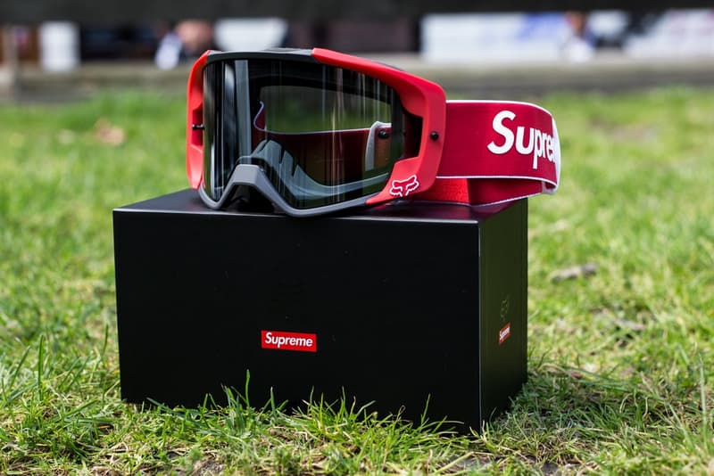 Supreme x Fox Racing のコラボアイテムがリリースされたロンドンの様子をフォトレポート ヘルメット、ヘルメット、そして……ヘルメット 〈Fox Racing(フォックス レーシング)〉をパートナーに招聘した〈Supreme(シュプリーム)〉のコラボレーションは、最近のプロジェクトの中でも一際異彩を放ち、ファンからの関心も一入といった盛り上がりを見せている。『HYPEBEAST』は、日本に先駆けてローンチを迎えたロンドンでストリートスナップを敢行。今回は読者が気になっていたであろうヘルメットのディテールにもクローズアップしているほか、ハンドル、ベスト、ゴーグルなど、コレクション欲を駆り立てるアクセサリーを撮影することにも成功した。 レーシングブームにさらなる火をつけるであろう〈Supreme〉x〈Fox Racing〉のロンドンローンチの様子は、上のフォトギャラリーから。また、まだ何をカートインするか決めかねているという方は、今一度ルックブック&アイテム一覧をチェックしてみてはいかがだろうか。