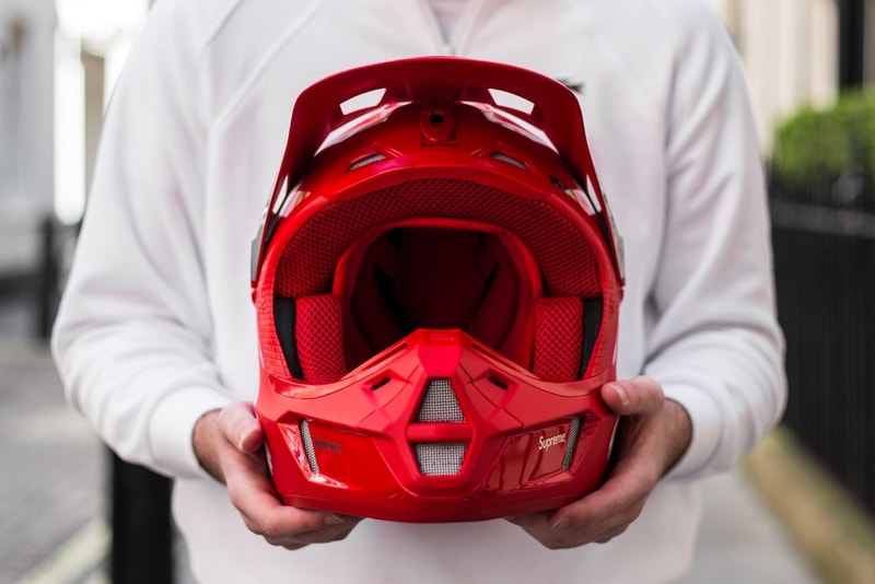 Supreme x Fox Racing のコラボアイテムがリリースされたロンドンの様子をフォトレポート ヘルメット、ヘルメット、そして……ヘルメット 〈Fox Racing（フォックス レーシング）〉をパートナーに招聘した〈Supreme（シュプリーム）〉のコラボレーションは、最近のプロジェクトの中でも一際異彩を放ち、ファンからの関心も一入といった盛り上がりを見せている。『HYPEBEAST』は、日本に先駆けてローンチを迎えたロンドンでストリートスナップを敢行。今回は読者が気になっていたであろうヘルメットのディテールにもクローズアップしているほか、ハンドル、ベスト、ゴーグルなど、コレクション欲を駆り立てるアクセサリーを撮影することにも成功した。  レーシングブームにさらなる火をつけるであろう〈Supreme〉x〈Fox Racing〉のロンドンローンチの様子は、上のフォトギャラリーから。また、まだ何をカートインするか決めかねているという方は、今一度ルックブック＆アイテム一覧をチェックしてみてはいかがだろうか。