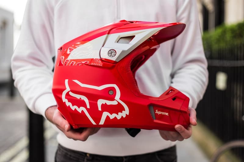 Supreme x Fox Racing のコラボアイテムがリリースされたロンドンの様子をフォトレポート ヘルメット、ヘルメット、そして……ヘルメット 〈Fox Racing(フォックス レーシング)〉をパートナーに招聘した〈Supreme(シュプリーム)〉のコラボレーションは、最近のプロジェクトの中でも一際異彩を放ち、ファンからの関心も一入といった盛り上がりを見せている。『HYPEBEAST』は、日本に先駆けてローンチを迎えたロンドンでストリートスナップを敢行。今回は読者が気になっていたであろうヘルメットのディテールにもクローズアップしているほか、ハンドル、ベスト、ゴーグルなど、コレクション欲を駆り立てるアクセサリーを撮影することにも成功した。 レーシングブームにさらなる火をつけるであろう〈Supreme〉x〈Fox Racing〉のロンドンローンチの様子は、上のフォトギャラリーから。また、まだ何をカートインするか決めかねているという方は、今一度ルックブック&アイテム一覧をチェックしてみてはいかがだろうか。
