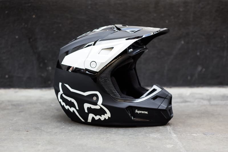 Supreme x Fox Racing のコラボアイテムがリリースされたロンドンの様子をフォトレポート ヘルメット、ヘルメット、そして……ヘルメット 〈Fox Racing（フォックス レーシング）〉をパートナーに招聘した〈Supreme（シュプリーム）〉のコラボレーションは、最近のプロジェクトの中でも一際異彩を放ち、ファンからの関心も一入といった盛り上がりを見せている。『HYPEBEAST』は、日本に先駆けてローンチを迎えたロンドンでストリートスナップを敢行。今回は読者が気になっていたであろうヘルメットのディテールにもクローズアップしているほか、ハンドル、ベスト、ゴーグルなど、コレクション欲を駆り立てるアクセサリーを撮影することにも成功した。  レーシングブームにさらなる火をつけるであろう〈Supreme〉x〈Fox Racing〉のロンドンローンチの様子は、上のフォトギャラリーから。また、まだ何をカートインするか決めかねているという方は、今一度ルックブック＆アイテム一覧をチェックしてみてはいかがだろうか。