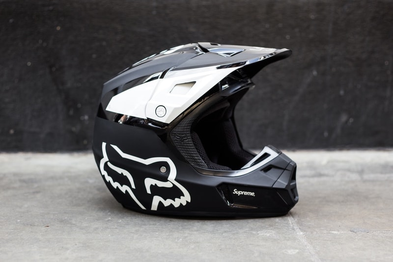 Supreme x Fox Racing のコラボアイテムがリリースされたロンドンの様子をフォトレポート ヘルメット、ヘルメット、そして……ヘルメット 〈Fox Racing（フォックス レーシング）〉をパートナーに招聘した〈Supreme（シュプリーム）〉のコラボレーションは、最近のプロジェクトの中でも一際異彩を放ち、ファンからの関心も一入といった盛り上がりを見せている。『HYPEBEAST』は、日本に先駆けてローンチを迎えたロンドンでストリートスナップを敢行。今回は読者が気になっていたであろうヘルメットのディテールにもクローズアップしているほか、ハンドル、ベスト、ゴーグルなど、コレクション欲を駆り立てるアクセサリーを撮影することにも成功した。  レーシングブームにさらなる火をつけるであろう〈Supreme〉x〈Fox Racing〉のロンドンローンチの様子は、上のフォトギャラリーから。また、まだ何をカートインするか決めかねているという方は、今一度ルックブック＆アイテム一覧をチェックしてみてはいかがだろうか。