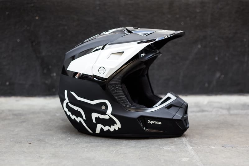 Supreme x Fox Racing のコラボアイテムがリリースされたロンドンの様子をフォトレポート ヘルメット、ヘルメット、そして……ヘルメット 〈Fox Racing(フォックス レーシング)〉をパートナーに招聘した〈Supreme(シュプリーム)〉のコラボレーションは、最近のプロジェクトの中でも一際異彩を放ち、ファンからの関心も一入といった盛り上がりを見せている。『HYPEBEAST』は、日本に先駆けてローンチを迎えたロンドンでストリートスナップを敢行。今回は読者が気になっていたであろうヘルメットのディテールにもクローズアップしているほか、ハンドル、ベスト、ゴーグルなど、コレクション欲を駆り立てるアクセサリーを撮影することにも成功した。 レーシングブームにさらなる火をつけるであろう〈Supreme〉x〈Fox Racing〉のロンドンローンチの様子は、上のフォトギャラリーから。また、まだ何をカートインするか決めかねているという方は、今一度ルックブック&アイテム一覧をチェックしてみてはいかがだろうか。