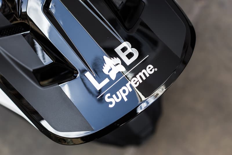 Supreme x Fox Racing のコラボアイテムがリリースされたロンドンの様子をフォトレポート ヘルメット、ヘルメット、そして……ヘルメット 〈Fox Racing(フォックス レーシング)〉をパートナーに招聘した〈Supreme(シュプリーム)〉のコラボレーションは、最近のプロジェクトの中でも一際異彩を放ち、ファンからの関心も一入といった盛り上がりを見せている。『HYPEBEAST』は、日本に先駆けてローンチを迎えたロンドンでストリートスナップを敢行。今回は読者が気になっていたであろうヘルメットのディテールにもクローズアップしているほか、ハンドル、ベスト、ゴーグルなど、コレクション欲を駆り立てるアクセサリーを撮影することにも成功した。 レーシングブームにさらなる火をつけるであろう〈Supreme〉x〈Fox Racing〉のロンドンローンチの様子は、上のフォトギャラリーから。また、まだ何をカートインするか決めかねているという方は、今一度ルックブック&アイテム一覧をチェックしてみてはいかがだろうか。