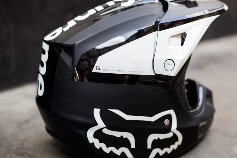 Supreme x Fox Racing のコラボアイテムがリリースされたロンドンの様子をフォトレポート ヘルメット、ヘルメット、そして……ヘルメット 〈Fox Racing（フォックス レーシング）〉をパートナーに招聘した〈Supreme（シュプリーム）〉のコラボレーションは、最近のプロジェクトの中でも一際異彩を放ち、ファンからの関心も一入といった盛り上がりを見せている。『HYPEBEAST』は、日本に先駆けてローンチを迎えたロンドンでストリートスナップを敢行。今回は読者が気になっていたであろうヘルメットのディテールにもクローズアップしているほか、ハンドル、ベスト、ゴーグルなど、コレクション欲を駆り立てるアクセサリーを撮影することにも成功した。  レーシングブームにさらなる火をつけるであろう〈Supreme〉x〈Fox Racing〉のロンドンローンチの様子は、上のフォトギャラリーから。また、まだ何をカートインするか決めかねているという方は、今一度ルックブック＆アイテム一覧をチェックしてみてはいかがだろうか。