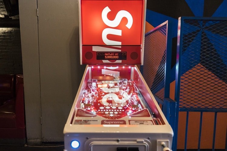 Supreme が遂にリリースした Stern 社とのコラボピンボール台をクローズアップ