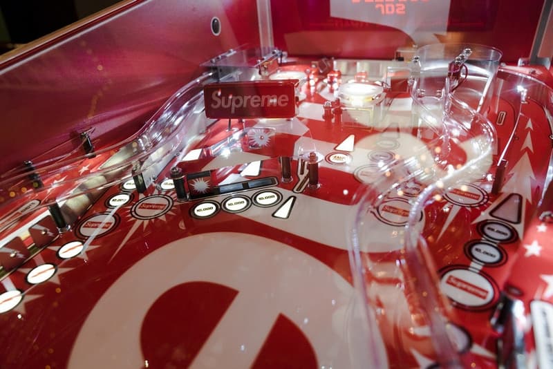 Supreme が遂にリリースした Stern 社とのコラボピンボール台をクローズアップ スターン シュプリーム HYPEBEADT ハイプビースト