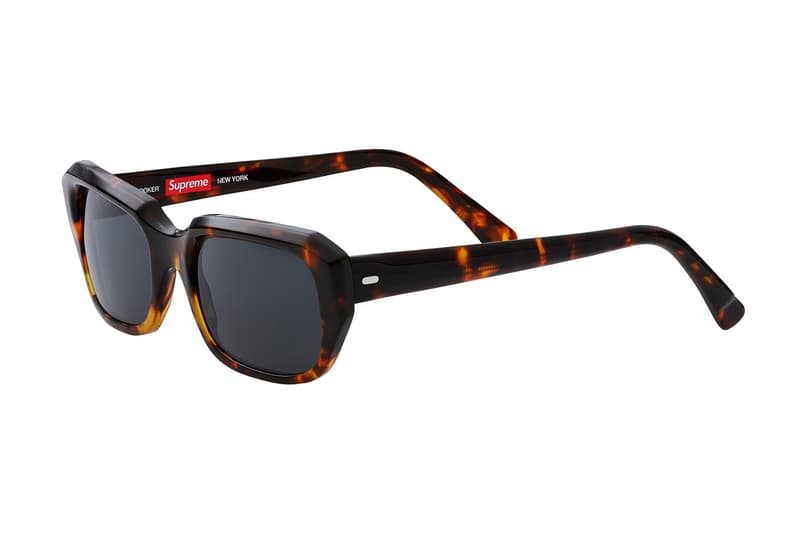 Supreme が2018年春夏 #WEEK13 でサングラスコレクションをリリース クラシックなフレームから前衛的なものまで、イタリアの職人が手作業で生産した全5型を展開 今週は月曜日に特別大きなアナウンスがなく、気を抜いてた〈Supreme(シュプリーム)〉ファン諸君、#WEEK13も気をぬくなかれ、である。今週は〈Supreme〉のオリジナルより、サングラスコレクションが登場。The Plaza、Royale、Exit、Astro、Bookerの全5型は全てイタリア国内で職人たちの手作業により生産され、レンズには反射防止コーティングが施されている。クラシックなフレームから前衛的なものまで、何をカートインするべきか、非常に頭を悩ませる〈Supreme〉のサングラスコレクションは、5月19日(土)より日本の旗艦店にて発売開始。 ちなみに、〈Supreme〉が2018年春夏コレクションに起用した3名のアーティストの正体はご存知?