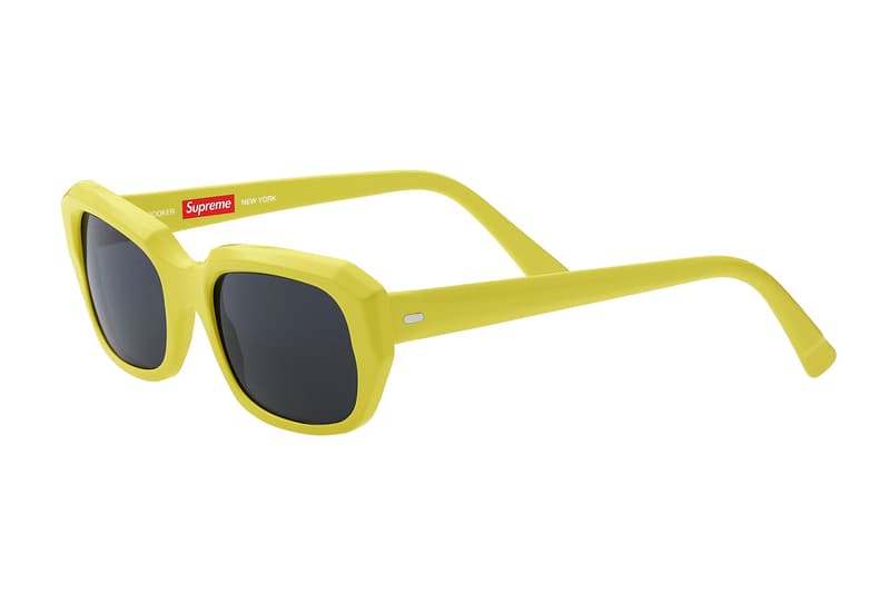 Supreme が2018年春夏 #WEEK13 でサングラスコレクションをリリース クラシックなフレームから前衛的なものまで、イタリアの職人が手作業で生産した全5型を展開 今週は月曜日に特別大きなアナウンスがなく、気を抜いてた〈Supreme(シュプリーム)〉ファン諸君、#WEEK13も気をぬくなかれ、である。今週は〈Supreme〉のオリジナルより、サングラスコレクションが登場。The Plaza、Royale、Exit、Astro、Bookerの全5型は全てイタリア国内で職人たちの手作業により生産され、レンズには反射防止コーティングが施されている。クラシックなフレームから前衛的なものまで、何をカートインするべきか、非常に頭を悩ませる〈Supreme〉のサングラスコレクションは、5月19日(土)より日本の旗艦店にて発売開始。 ちなみに、〈Supreme〉が2018年春夏コレクションに起用した3名のアーティストの正体はご存知?