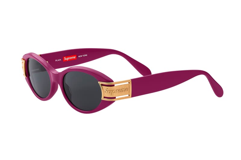 Supreme が2018年春夏 #WEEK13 でサングラスコレクションをリリース クラシックなフレームから前衛的なものまで、イタリアの職人が手作業で生産した全5型を展開 今週は月曜日に特別大きなアナウンスがなく、気を抜いてた〈Supreme(シュプリーム)〉ファン諸君、#WEEK13も気をぬくなかれ、である。今週は〈Supreme〉のオリジナルより、サングラスコレクションが登場。The Plaza、Royale、Exit、Astro、Bookerの全5型は全てイタリア国内で職人たちの手作業により生産され、レンズには反射防止コーティングが施されている。クラシックなフレームから前衛的なものまで、何をカートインするべきか、非常に頭を悩ませる〈Supreme〉のサングラスコレクションは、5月19日(土)より日本の旗艦店にて発売開始。 ちなみに、〈Supreme〉が2018年春夏コレクションに起用した3名のアーティストの正体はご存知?