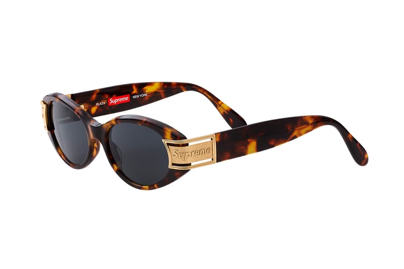 Supreme が2018年春夏 #WEEK13 でサングラスコレクションをリリース クラシックなフレームから前衛的なものまで、イタリアの職人が手作業で生産した全5型を展開 今週は月曜日に特別大きなアナウンスがなく、気を抜いてた〈Supreme(シュプリーム)〉ファン諸君、#WEEK13も気をぬくなかれ、である。今週は〈Supreme〉のオリジナルより、サングラスコレクションが登場。The Plaza、Royale、Exit、Astro、Bookerの全5型は全てイタリア国内で職人たちの手作業により生産され、レンズには反射防止コーティングが施されている。クラシックなフレームから前衛的なものまで、何をカートインするべきか、非常に頭を悩ませる〈Supreme〉のサングラスコレクションは、5月19日(土)より日本の旗艦店にて発売開始。 ちなみに、〈Supreme〉が2018年春夏コレクションに起用した3名のアーティストの正体はご存知?