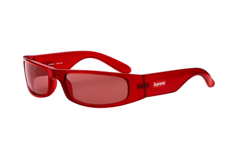 Supreme が2018年春夏 #WEEK13 でサングラスコレクションをリリース クラシックなフレームから前衛的なものまで、イタリアの職人が手作業で生産した全5型を展開 今週は月曜日に特別大きなアナウンスがなく、気を抜いてた〈Supreme(シュプリーム)〉ファン諸君、#WEEK13も気をぬくなかれ、である。今週は〈Supreme〉のオリジナルより、サングラスコレクションが登場。The Plaza、Royale、Exit、Astro、Bookerの全5型は全てイタリア国内で職人たちの手作業により生産され、レンズには反射防止コーティングが施されている。クラシックなフレームから前衛的なものまで、何をカートインするべきか、非常に頭を悩ませる〈Supreme〉のサングラスコレクションは、5月19日(土)より日本の旗艦店にて発売開始。 ちなみに、〈Supreme〉が2018年春夏コレクションに起用した3名のアーティストの正体はご存知?