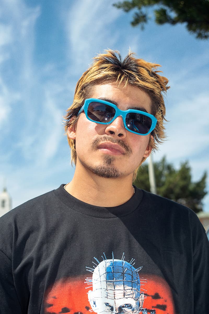 Supreme が2018年春夏 #WEEK13 でサングラスコレクションをリリース クラシックなフレームから前衛的なものまで、イタリアの職人が手作業で生産した全5型を展開 今週は月曜日に特別大きなアナウンスがなく、気を抜いてた〈Supreme(シュプリーム)〉ファン諸君、#WEEK13も気をぬくなかれ、である。今週は〈Supreme〉のオリジナルより、サングラスコレクションが登場。The Plaza、Royale、Exit、Astro、Bookerの全5型は全てイタリア国内で職人たちの手作業により生産され、レンズには反射防止コーティングが施されている。クラシックなフレームから前衛的なものまで、何をカートインするべきか、非常に頭を悩ませる〈Supreme〉のサングラスコレクションは、5月19日(土)より日本の旗艦店にて発売開始。 ちなみに、〈Supreme〉が2018年春夏コレクションに起用した3名のアーティストの正体はご存知?