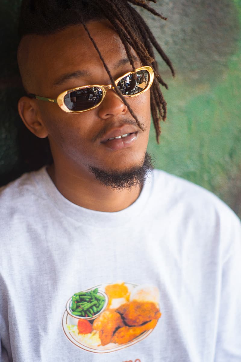 Supreme が2018年春夏 #WEEK13 でサングラスコレクションをリリース クラシックなフレームから前衛的なものまで、イタリアの職人が手作業で生産した全5型を展開 今週は月曜日に特別大きなアナウンスがなく、気を抜いてた〈Supreme(シュプリーム)〉ファン諸君、#WEEK13も気をぬくなかれ、である。今週は〈Supreme〉のオリジナルより、サングラスコレクションが登場。The Plaza、Royale、Exit、Astro、Bookerの全5型は全てイタリア国内で職人たちの手作業により生産され、レンズには反射防止コーティングが施されている。クラシックなフレームから前衛的なものまで、何をカートインするべきか、非常に頭を悩ませる〈Supreme〉のサングラスコレクションは、5月19日(土)より日本の旗艦店にて発売開始。 ちなみに、〈Supreme〉が2018年春夏コレクションに起用した3名のアーティストの正体はご存知?
