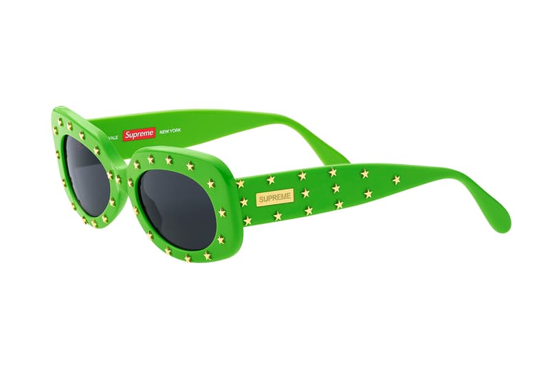 Supreme が2018年春夏 #WEEK13 でサングラスコレクションをリリース クラシックなフレームから前衛的なものまで、イタリアの職人が手作業で生産した全5型を展開 今週は月曜日に特別大きなアナウンスがなく、気を抜いてた〈Supreme(シュプリーム)〉ファン諸君、#WEEK13も気をぬくなかれ、である。今週は〈Supreme〉のオリジナルより、サングラスコレクションが登場。The Plaza、Royale、Exit、Astro、Bookerの全5型は全てイタリア国内で職人たちの手作業により生産され、レンズには反射防止コーティングが施されている。クラシックなフレームから前衛的なものまで、何をカートインするべきか、非常に頭を悩ませる〈Supreme〉のサングラスコレクションは、5月19日(土)より日本の旗艦店にて発売開始。 ちなみに、〈Supreme〉が2018年春夏コレクションに起用した3名のアーティストの正体はご存知?