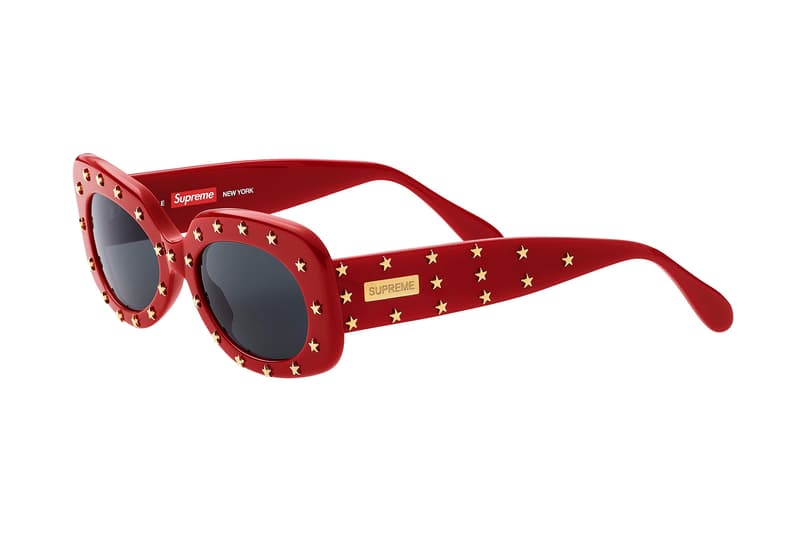 Supreme が2018年春夏 #WEEK13 でサングラスコレクションをリリース クラシックなフレームから前衛的なものまで、イタリアの職人が手作業で生産した全5型を展開 今週は月曜日に特別大きなアナウンスがなく、気を抜いてた〈Supreme(シュプリーム)〉ファン諸君、#WEEK13も気をぬくなかれ、である。今週は〈Supreme〉のオリジナルより、サングラスコレクションが登場。The Plaza、Royale、Exit、Astro、Bookerの全5型は全てイタリア国内で職人たちの手作業により生産され、レンズには反射防止コーティングが施されている。クラシックなフレームから前衛的なものまで、何をカートインするべきか、非常に頭を悩ませる〈Supreme〉のサングラスコレクションは、5月19日(土)より日本の旗艦店にて発売開始。 ちなみに、〈Supreme〉が2018年春夏コレクションに起用した3名のアーティストの正体はご存知?