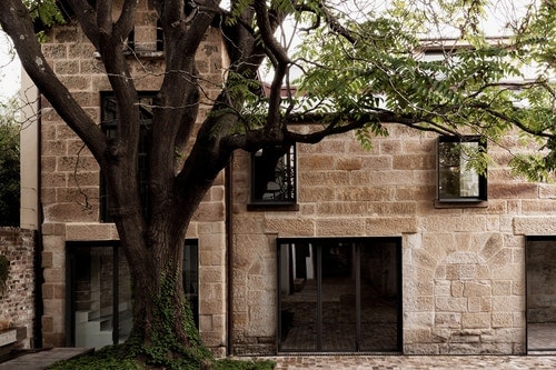 オフィスビルにイタリアのヴィラ調デザインを落とし込んだリノベーション物件 “Italianate House”