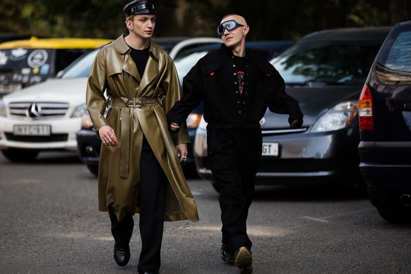 Streetsnaps:Tbilisi Fashion Week Fall/Winter 2018 デムナ・ヴァザリアを産んだジョージアのユース世代から垣間見えるファッション先進国には存在しない独自のスタイリングセンス 『HYPEBEAST』でトビリシのファッションウィークをレポートするのは初めての試みである。トビリシはヨーロッパとアジアの境に位置し、コーカサス山脈の村落や黒海のビーチで知られるジョージア(グルジア)の首都。また、Demna Gvasalia(デムナ・ヴァザリア)を産んだ国ということもあり、〈Vetements(ヴェトモン)〉や〈Balenciaga(バレンシアガ)〉の人気も高く、ストリートの文化が根付きだしている。また、旧ソビエト連邦の構成国という歴史的ルーツから、ユース世代は〈Gosha Rubchinskiy(ゴーシャ・ラブチンスキー)〉や〈adidas(アディダス)〉、〈Nike(ナイキ)〉を中心に、スポーツのエッセンスを積極的に取り入れている印象を受けた。 ファッション先進国に負けず劣らず、他国にはない独自の感性が垣間見えるトビリシのオフランウェイスナップを是非、上のフォトギャラリーからチェックしてみてほしい。 あわせて、今年3月に開催された東京ファッションウィークの#Streetsnapsもお見逃しなく。